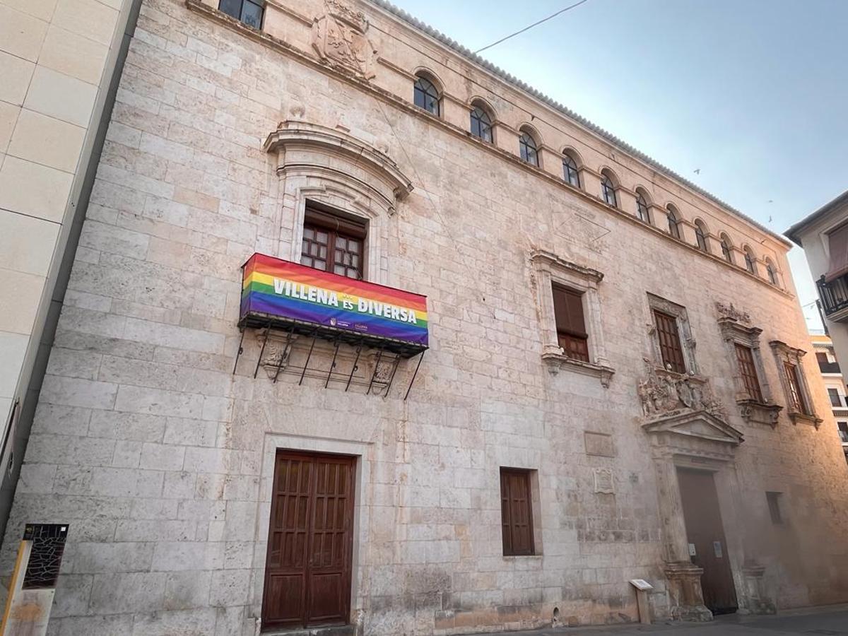 Pancarta &quot;Villena es diversa&quot; para conmemorar esta celebración.