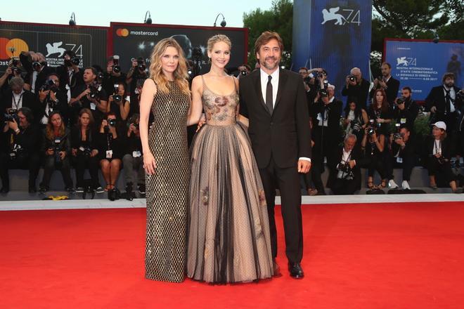 Michelle Pfeiffer, Jennifer Lawrence y Javier Bardem en el estreno de Mother!