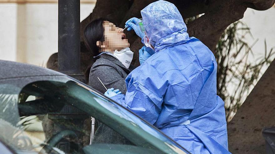 Una mujer se somete a una prueba PCR el hospital de la Malvarosa de València.