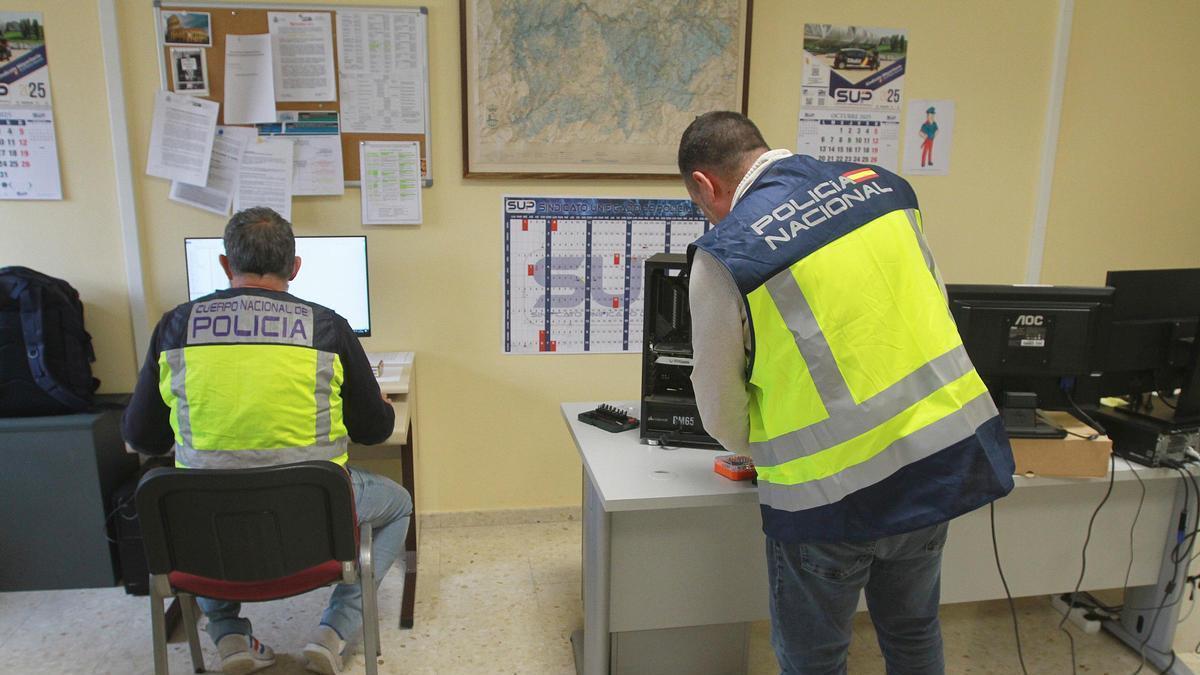 Investigadores de la Policía Nacional, en una imagen de archivo.