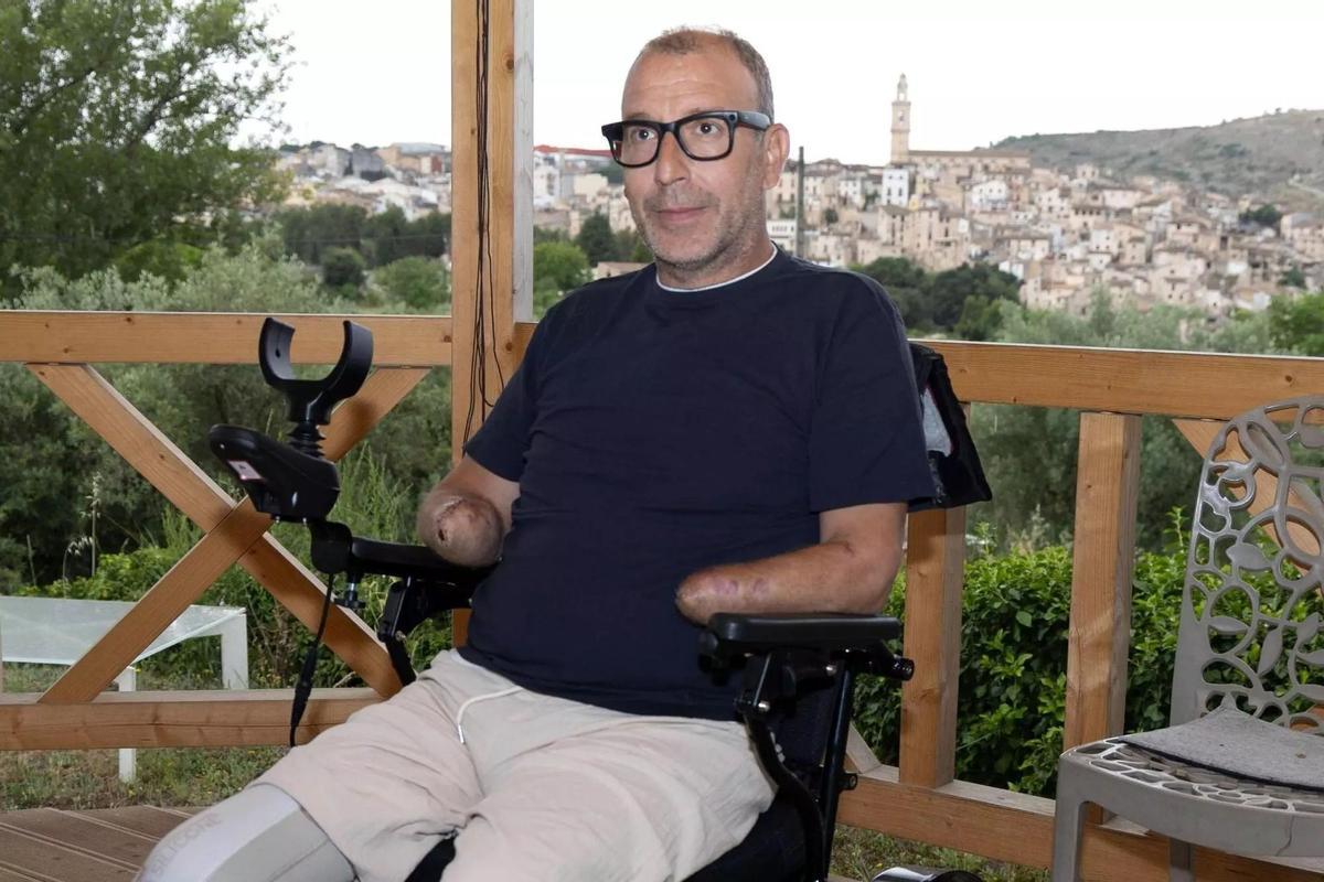 José Luis Puerto, durant un moment de l'entrevista, amb el poble de Bocairent al fons