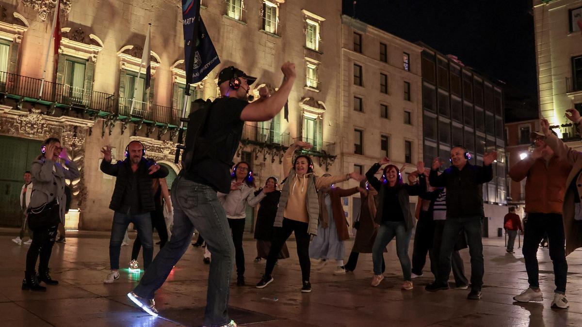 Una nueva forma de hacer turismo que transforma Alicante en una discoteca silenciosa