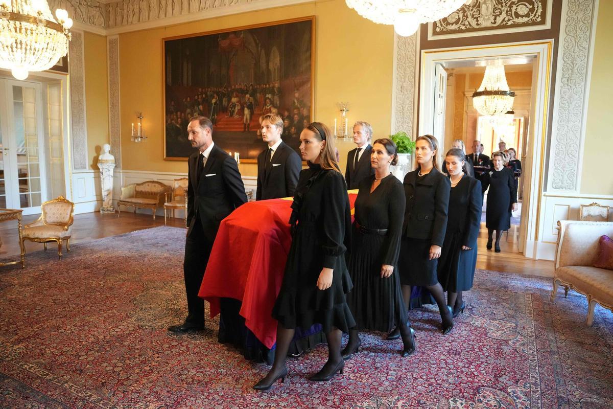 Marius Borg, el primero desde la derecha, carga con el féretro del rey Harald V en su funeral.