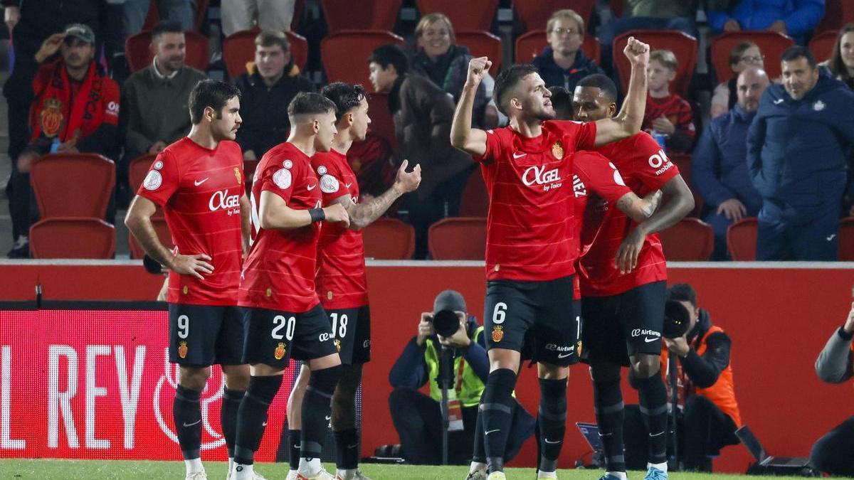Los jugadores del Mallorca celebran uno de los goles