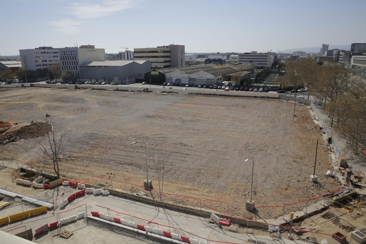 La nueva Marina del Prat Vermell de Barcelona ganará más de un millar de vecinos antes de un año. Las obras de edificios de pisos, oficinas y reurbanización avanzan a todo ritmo, con un horizonte de 12.000 viviendas nuevas entre obra pública y privada.