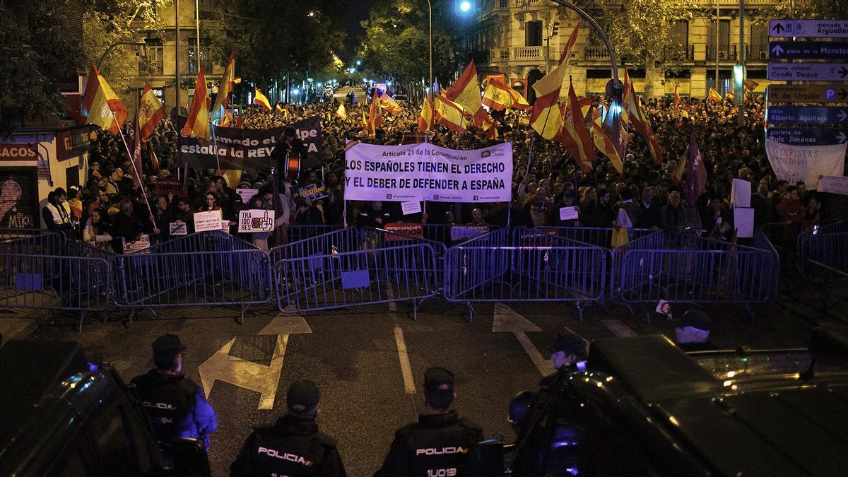 Centenares de ciudadanos se concentran frente a la sede del PSOE, en la calle Ferraz de Madrid, en contra de la amnistía.