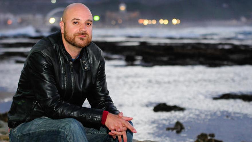 El cineasta Octavio Guerra, ayer, en la playa de Las Canteras.