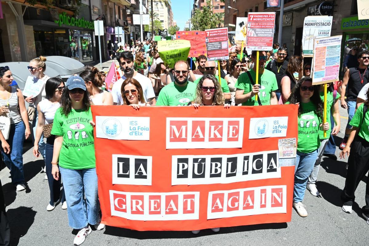 La manifestación de profesores por la huelga educativa llena las calles de Elche