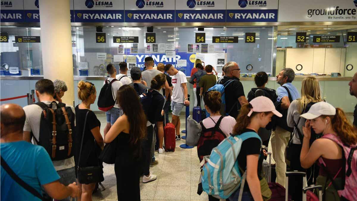 Mostrador de reclamaciones de la compañía Ryanair en la Terminal 2 del aeropuerto de El Prat.