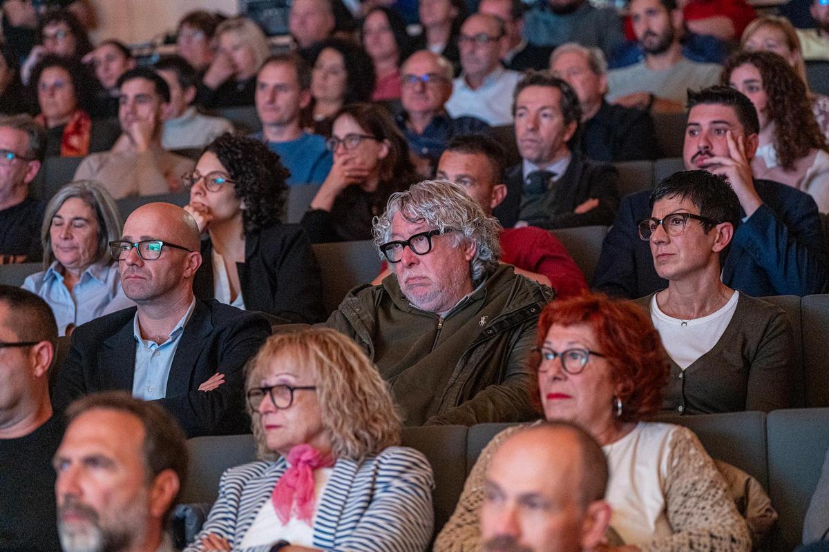 Antonio Balmón, Filo Cañete y Raúl Moreno, entre los asistentes de la conferencia de la alcaldesa González en Santa Coloma.
