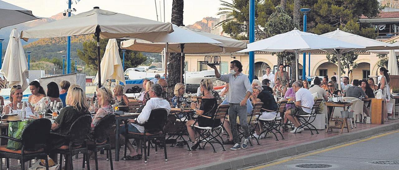 Turístas en el Port d’Andratx.