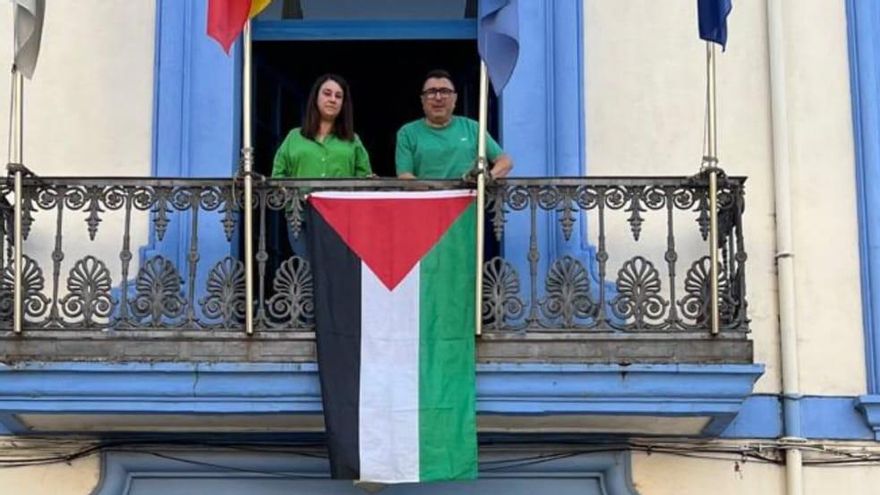 Grado cuelga la bandera palestina en el balcón del Ayuntamiento
