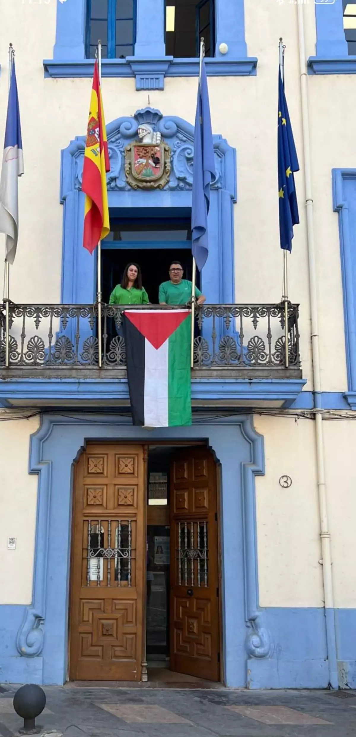 Grado cuelga la bandera palestina en el balcón del Ayuntamiento