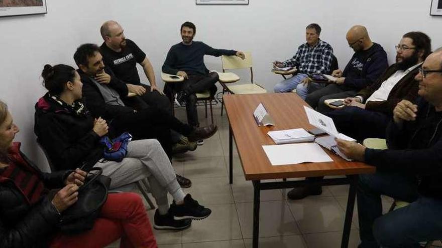 Del Fueyo, a la derecha, durante la reunión del Consejo Ciudadano de Gijón.