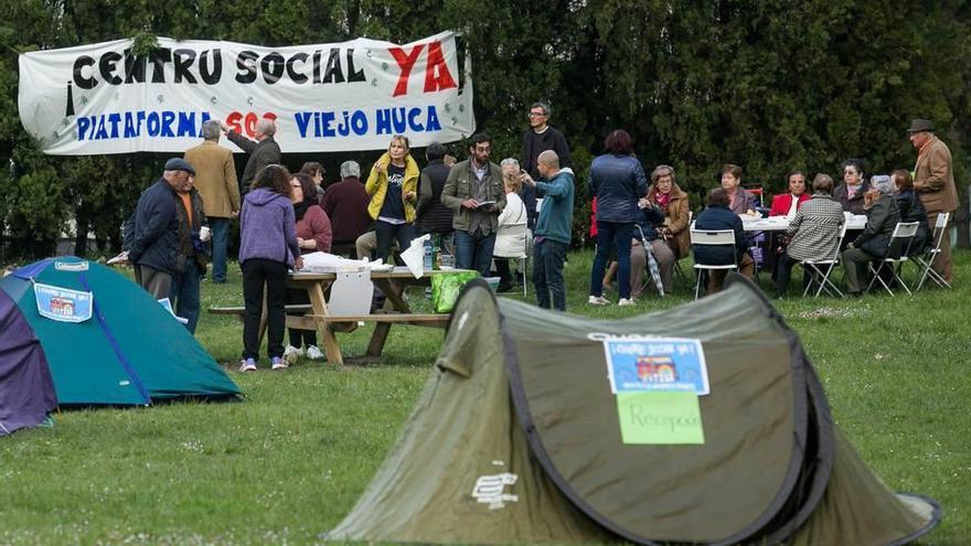 La acampada de los miembros de SOS Viejo Hospital en el parque del Truébano.