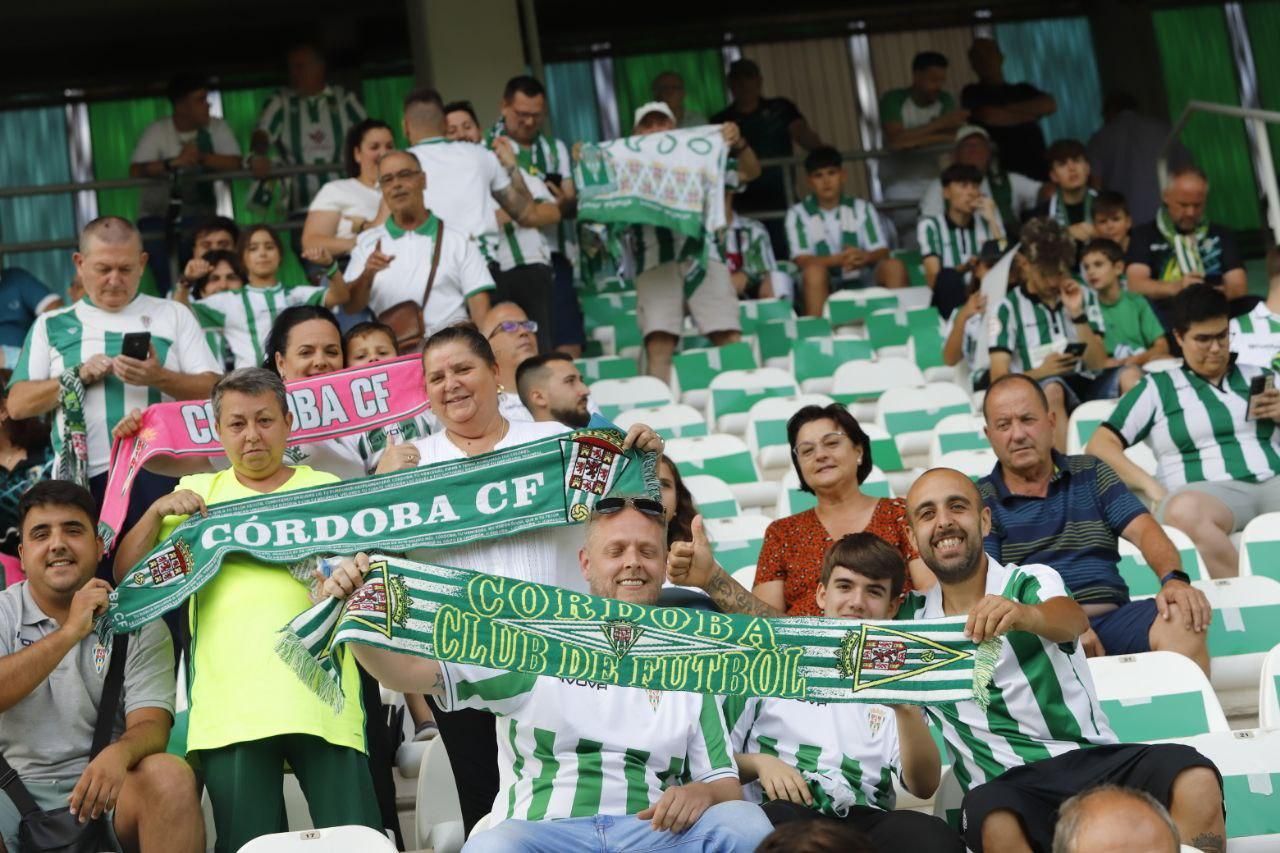 Córdoba CF-Ponferradina | Las imágenes de la afición blanquiverde en el play off de ascenso