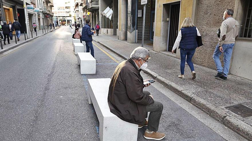 El carrer Juli Garreta amb bancs separadors de formigó.