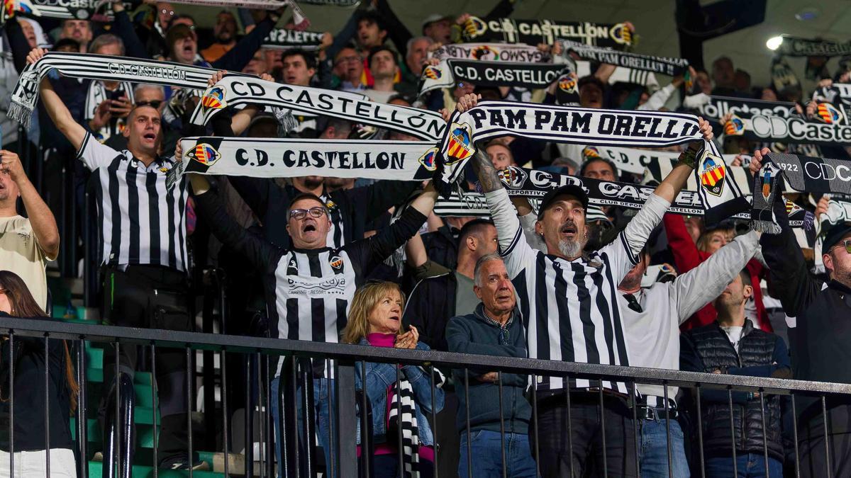 Aficionados albinegros en los instantes previos al encuentro del Castellón con el Almería en el SkyFi Castalia.
