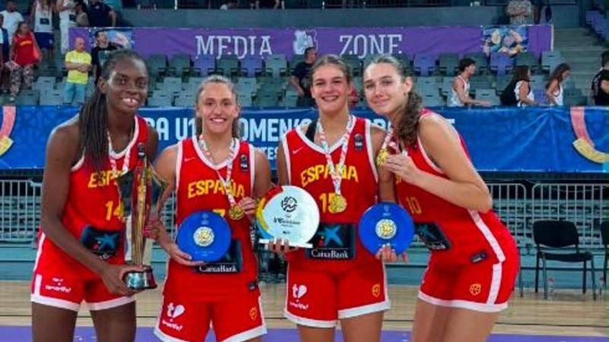 Uki Owie, Paula Reynal, Amelia Alonso y Anastasia Lishchuk, con sus medallas de oro del Eurobasket U16.