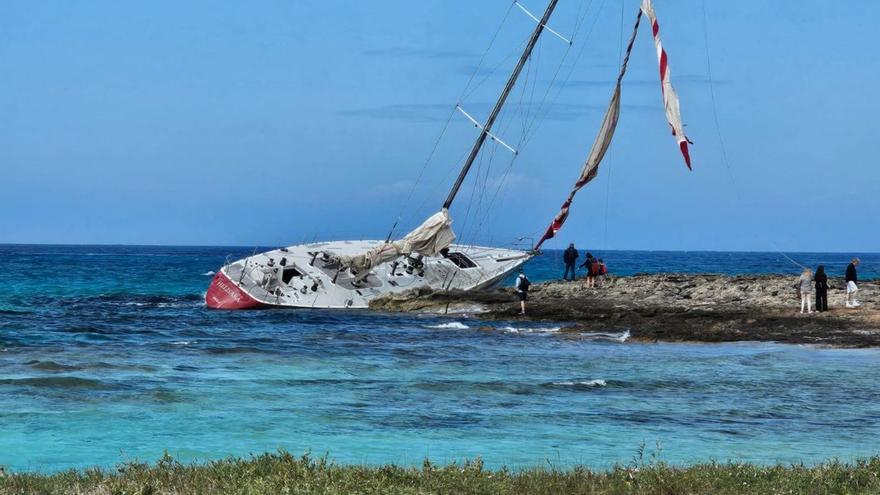 Expectación por un velero encallado en ses Illetes.