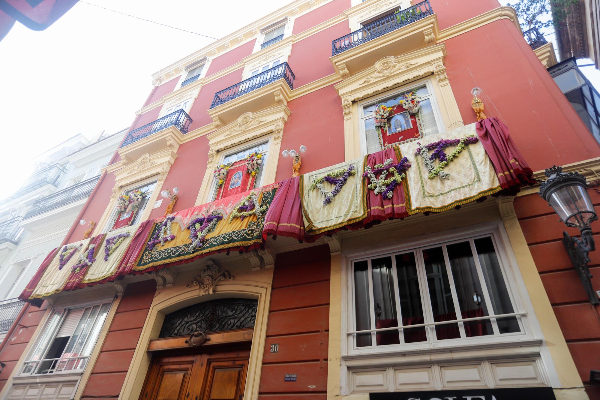 Sábado de Corpus: ambiente en la plaza, balcones y adornos florales