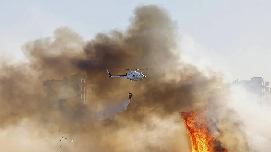 Un incendio en la Devesa obliga a desalojar al pueblo de El Saler