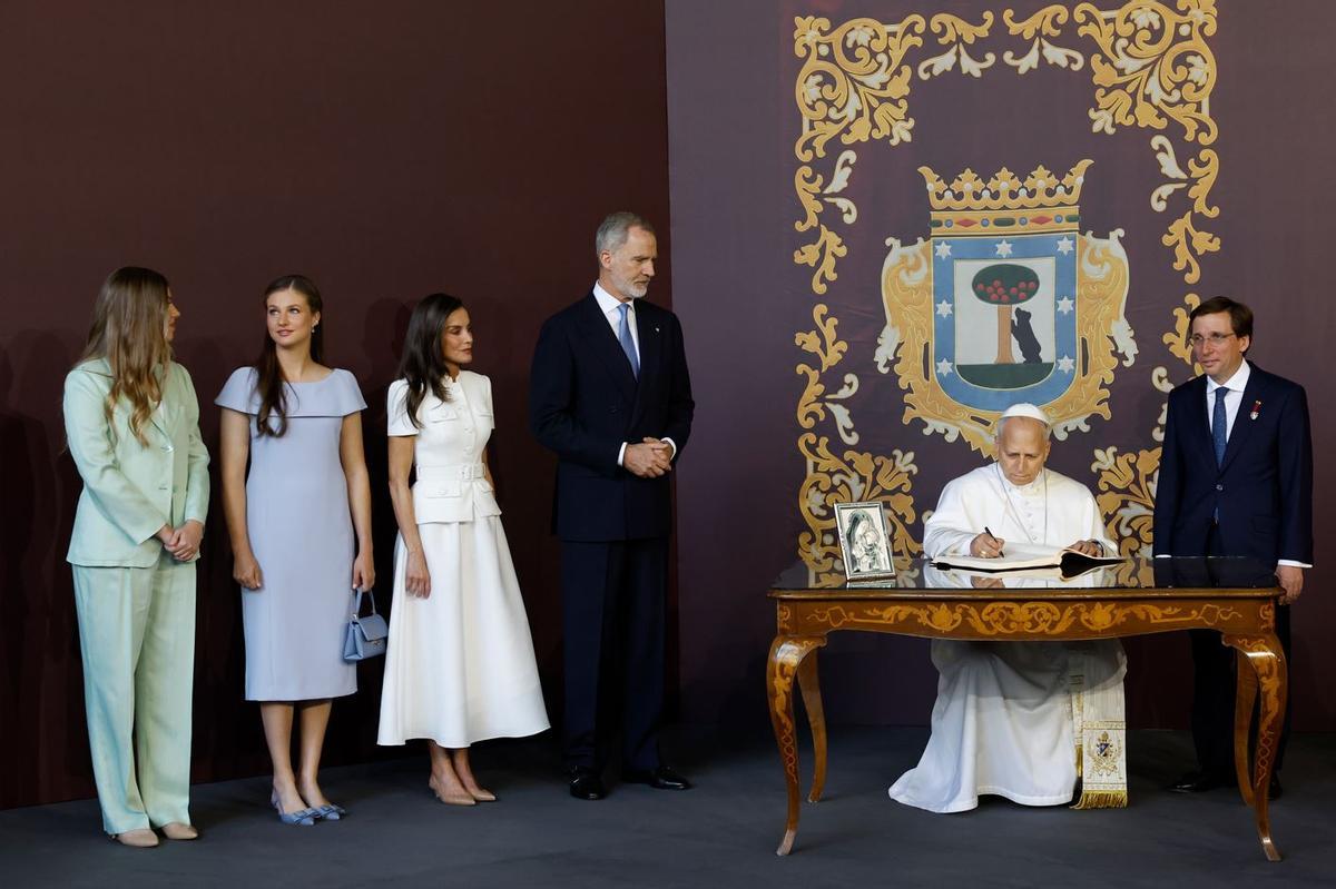 El vestido de la princesa Leonor ha sido diseñado por Hannibal Laguna en tono azul porcelana
