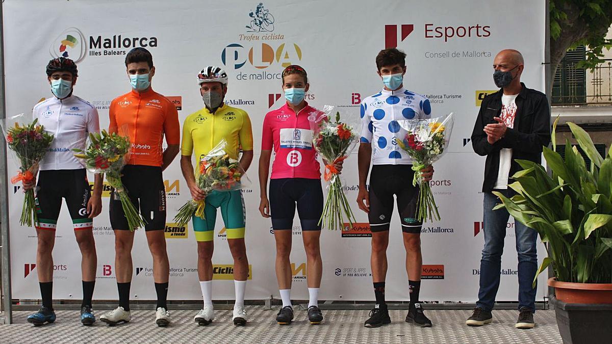 Los ganadores de los distintos maillots con el alcalde de Maria, Bernat Quetglas.