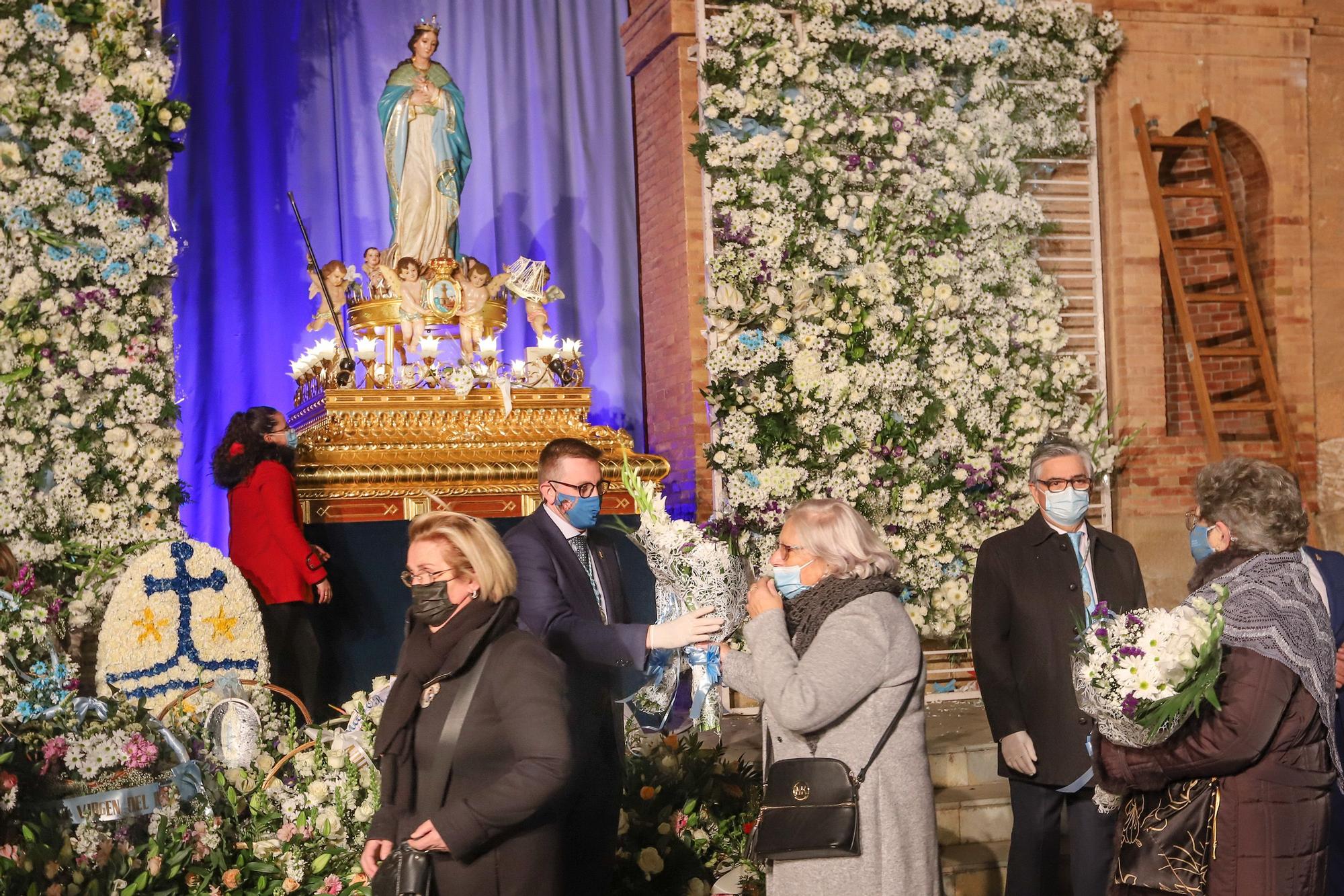 Torrevieja rinde homenaje a su patrona con una ofrenda floral