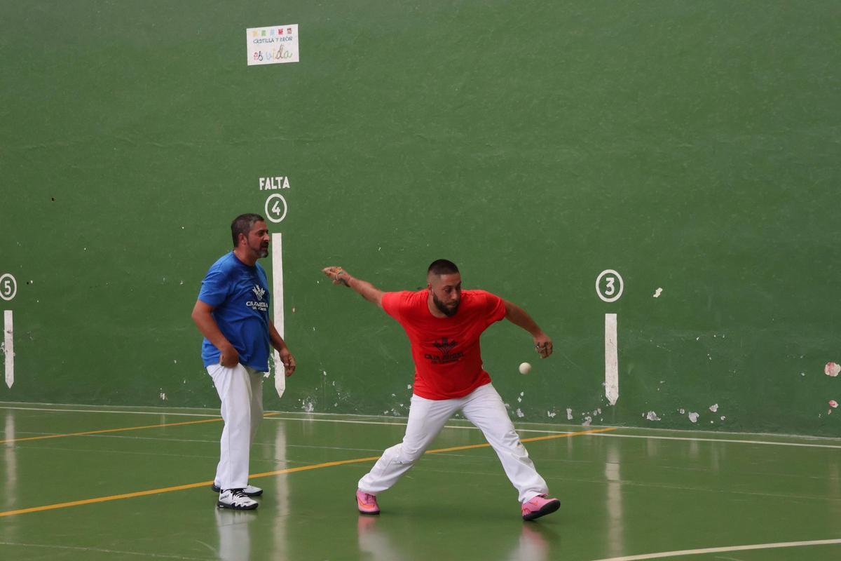 Imagen del duelo entre Luis-Chuky y José-Jesús del Trofeo de San Pedro de pelota mano 2026