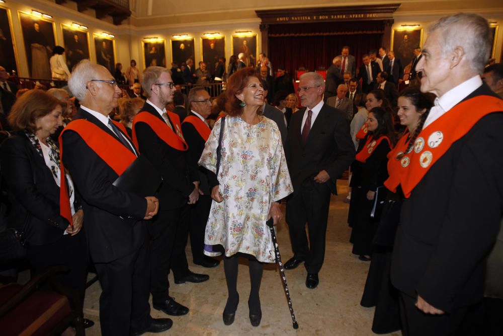 La exministra Carmen Alborch recibe la Medalla de la Universitat de València