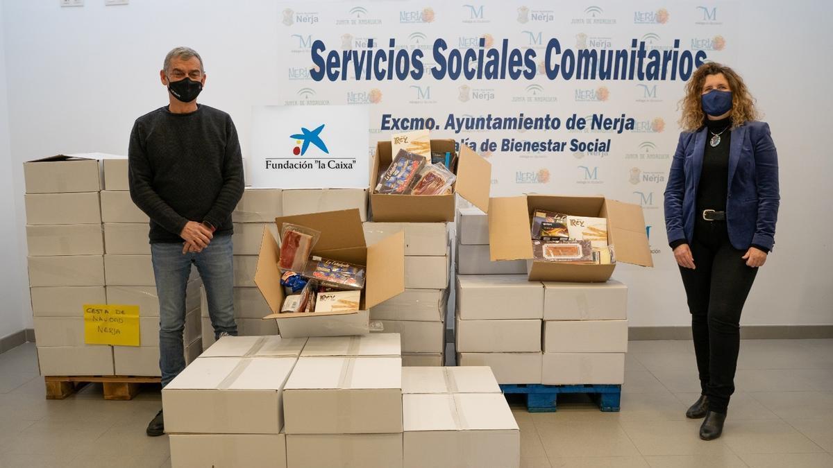 Daniel Rivas y Matilde Mendoza, con las cestas donadas por la Fundación la Caixa.