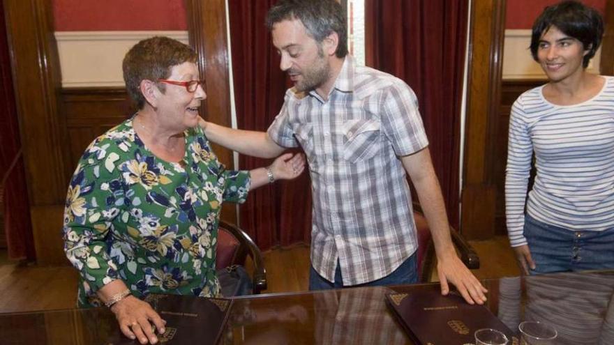 La presidenta vecinal Luisa Varela, el alcalde Xulio Ferreiro y la edil Claudia Delso, ayer en María Pita.