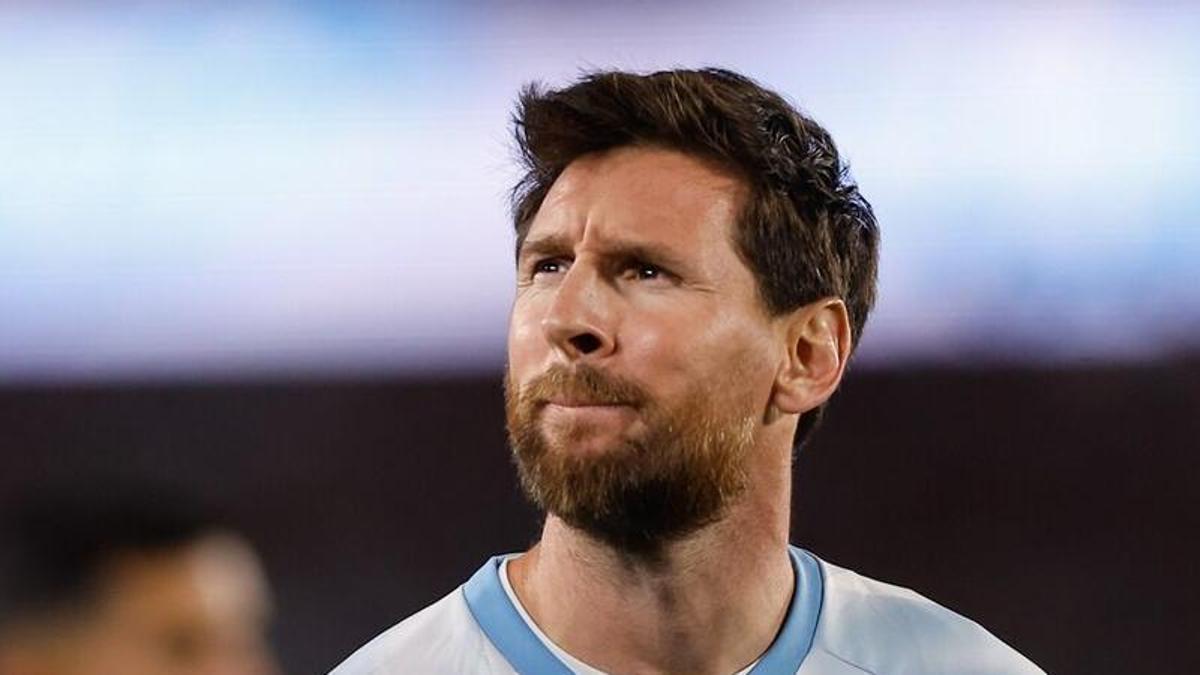 Lionel Messi de Argentina reacciona este martes, previo a un partido amistoso internacional entre Argentina y Benín en el estadio Monumental, en Buenos Aires (Argentina). EFE/ Juan Ignacio Roncoroni