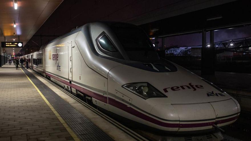 AVE situado en el andén en Zamora. | Emilio Fraile