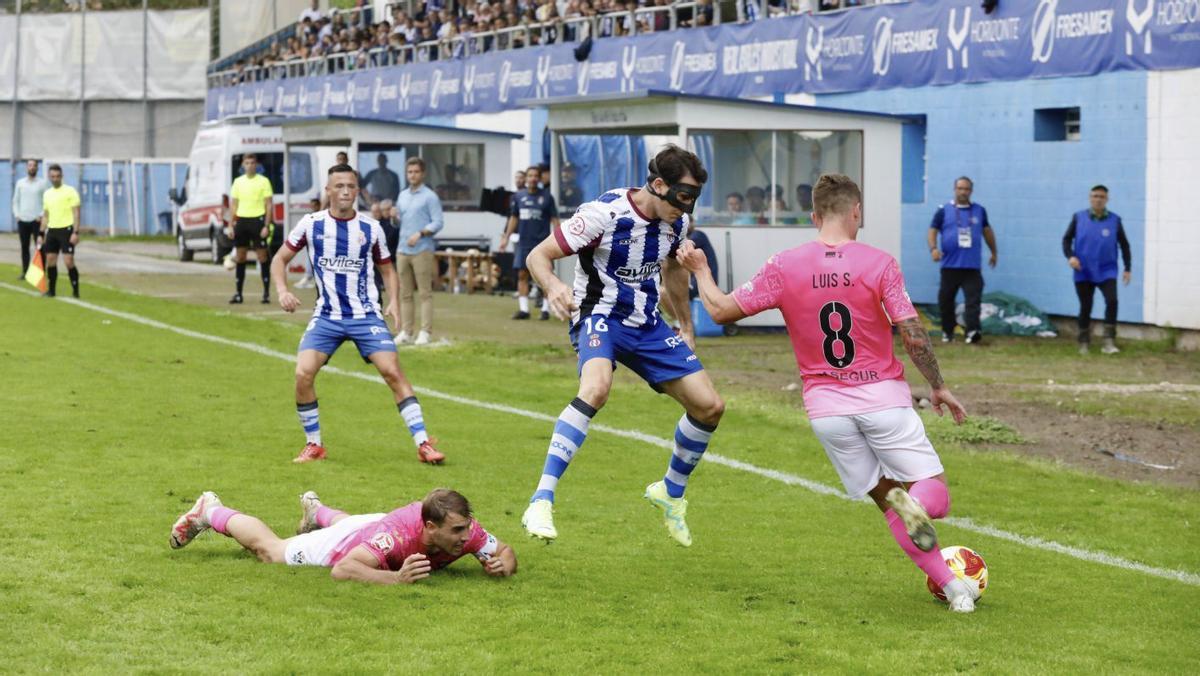 Adri Gómez, con Osky detrás, presiona a Luis Sánchez en el partido de ida entre el Avilés y el Talavera. | MARA VILLAMUZA