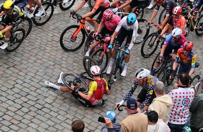 DUNKERQUE (France), 07/07/2025.- Riders fall during the 3rd stage of the Tour de France cycling race over 178.3km from Valenciennes to Dunkerque, France, 07 July 2025. (Ciclismo, Francia) EFE/EPA/CHRISTOPHE PETIT TESSON