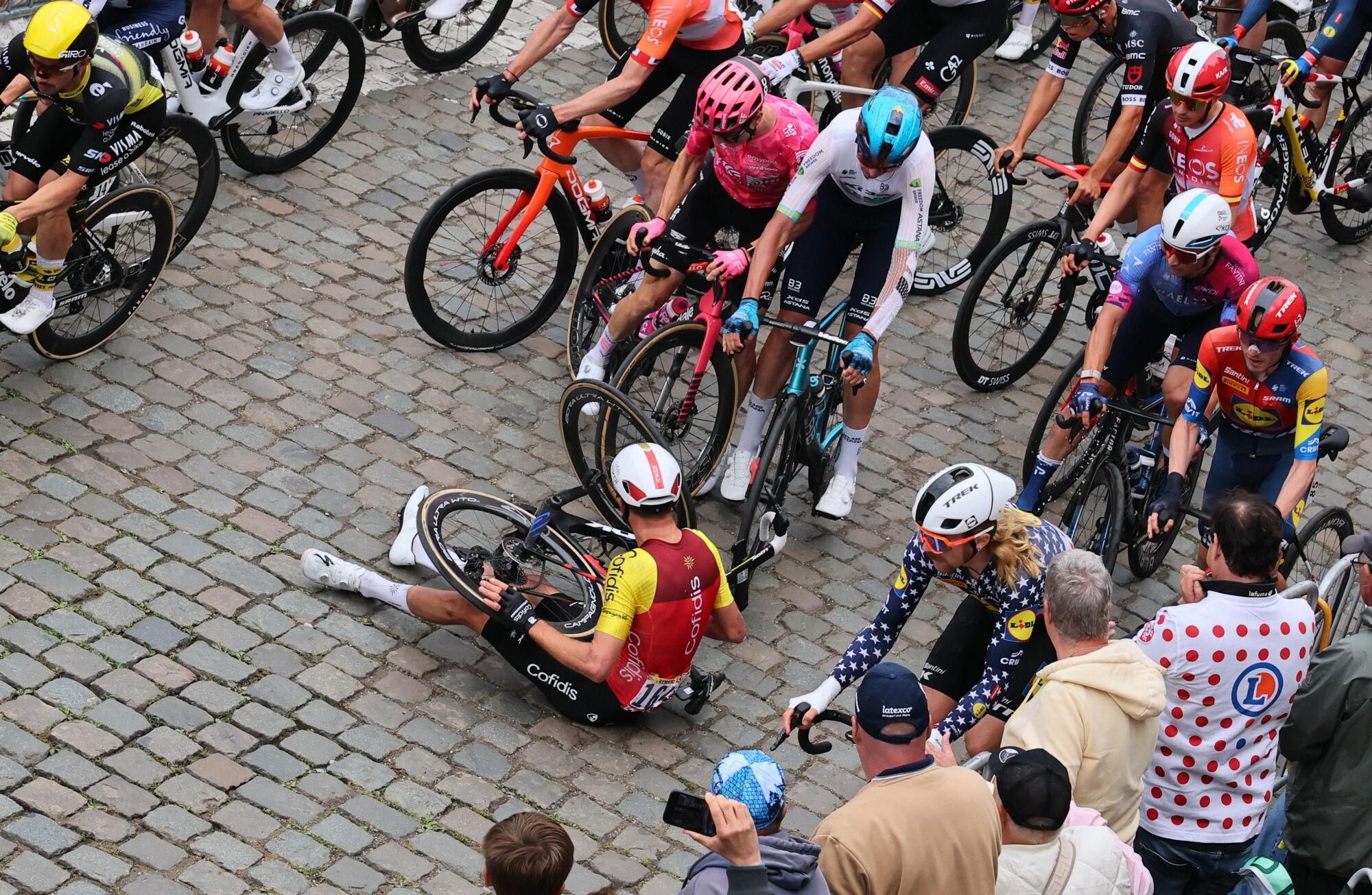 DUNKERQUE (France), 07/07/2025.- Riders fall during the 3rd stage of the Tour de France cycling race over 178.3km from Valenciennes to Dunkerque, France, 07 July 2025. (Ciclismo, Francia) EFE/EPA/CHRISTOPHE PETIT TESSON