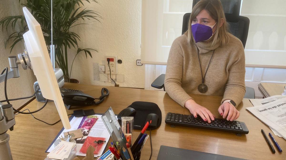 Agnès Lladó responent les preguntes des de l&#039;alcaldia.