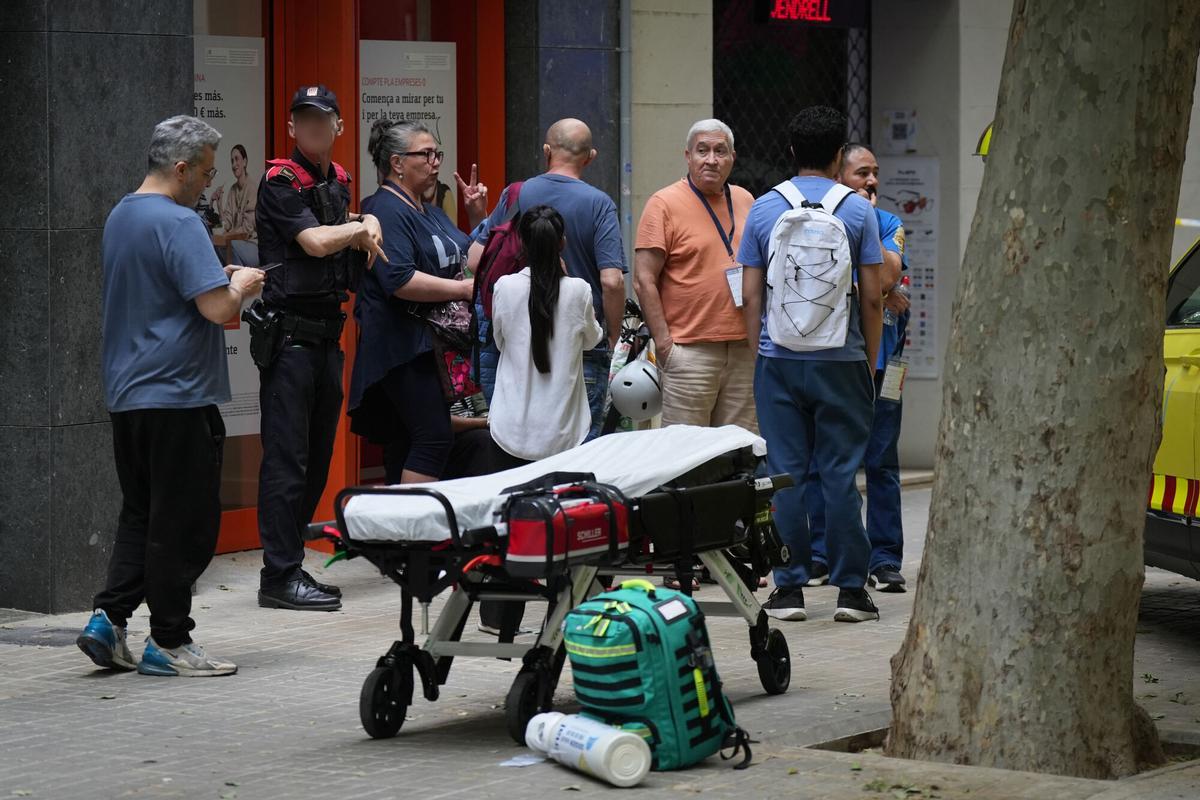 Servicios de emergencias trabajan en el edificio donde se ha producido la explosión, a 12 de mayo de 2026, en Barcelona, Catalunya (España). Servicios de emergencias trabajan en el edificio donde se ha producido la explosión, a 12 de mayo de 2026, en Barcelona, Catalunya (España).