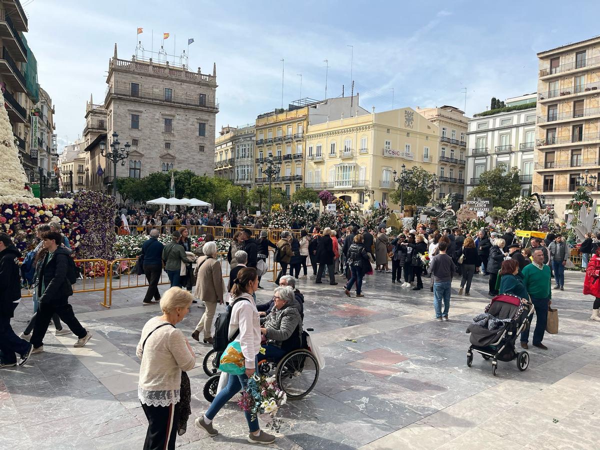 Esprint final para ver el manto de la Virgen y 'llevarse' a casa algunos ramos antes de que los retiren