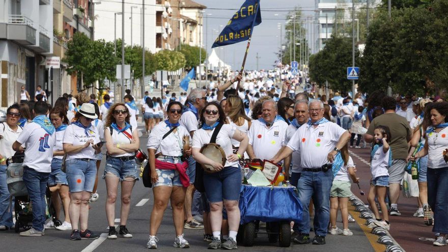 Marea humana en El Carmín de la Pola: el desfile sube a La Sobatiella bajo un sol de justicia y entonando el Asturias Patria Querida