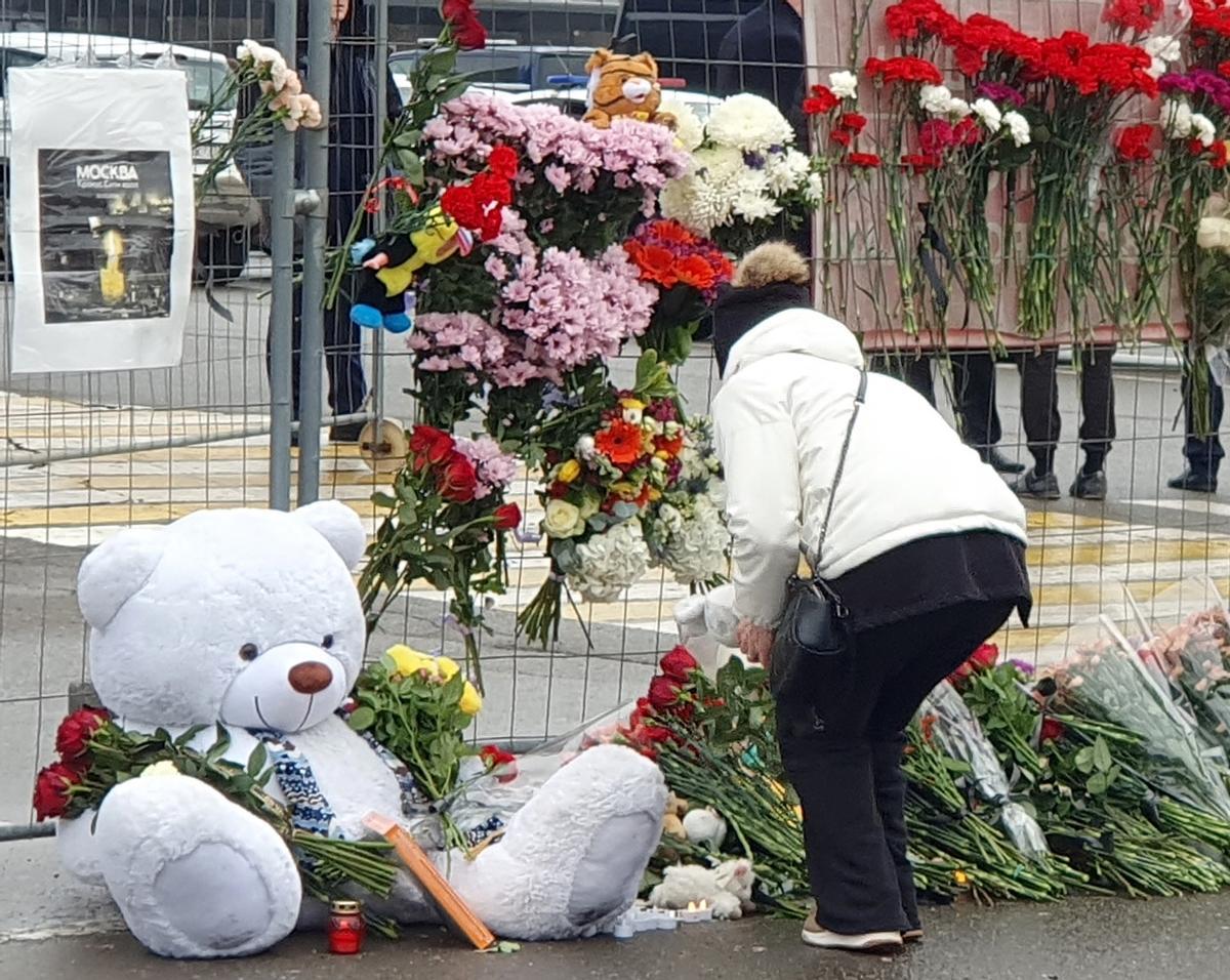 Estandartes a media asta y crespones negros, Rusia celebra un día de luto nacional.