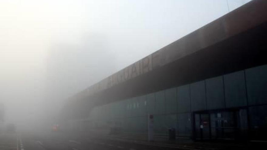 Imatge de l&#039;aeroport de Lleida-Alguaire amb boira.