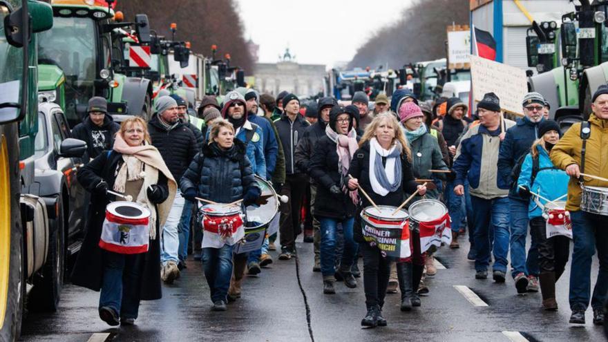 `Protesta, este lunes, del medio rural alemán, en Berlín. | Efe