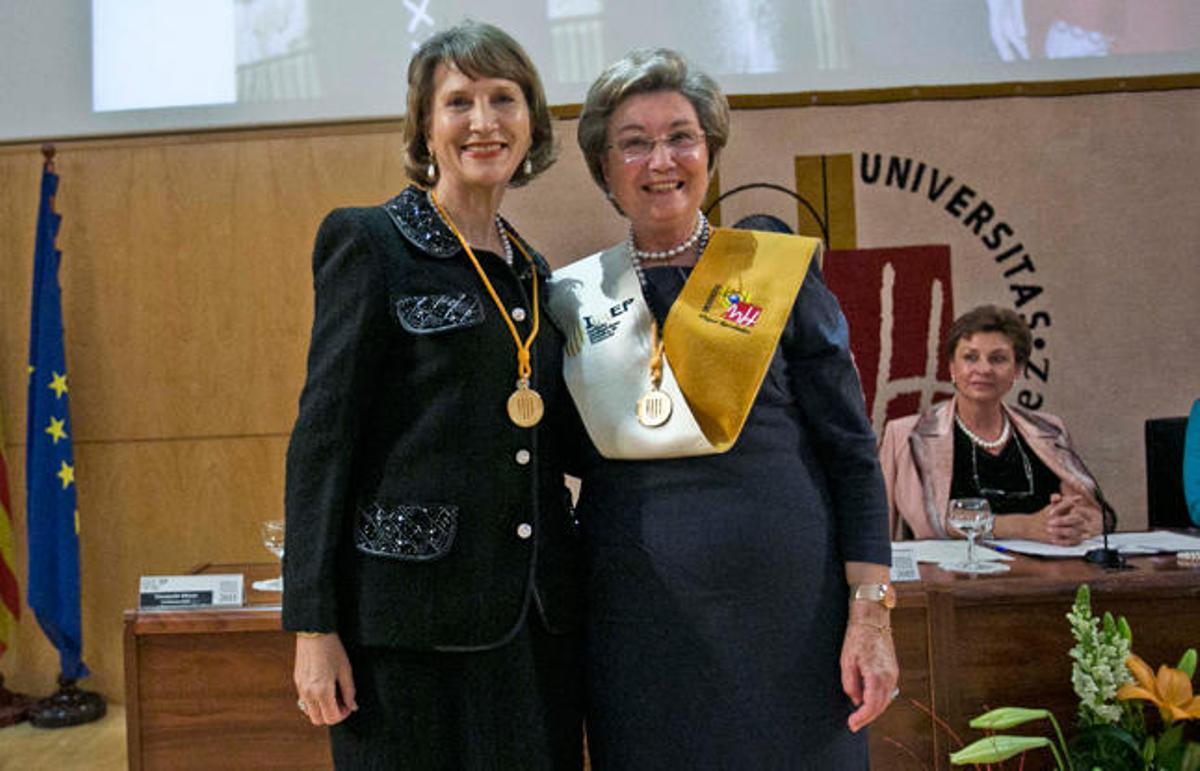 Asunción Valdés recogiendo la medalla de oro.