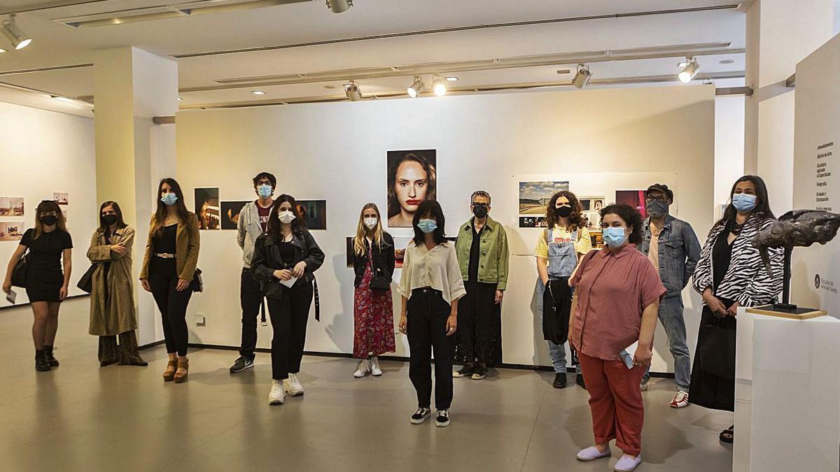 Parte de los artistas que exponen en la Sala Borrón. Por la izquierda, Denise Ochoa, Elena García, Ilenia Barredo, Rodrigo Montealegre, María López, Jordana Fernández, Clara Sierra Caballero (directora general del Instituto Asturiano de la Juventud), Laura Gutiérrez (directora de la Escuela de Arte), Marina Rodríguez, Claudia Riesgo, Juan Luis Ruiz (profesor de la Escuela de Arte) y Rocío Mosquera. | Bernabé Valle