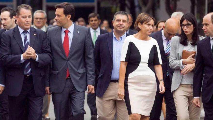 De izquierda a derecha, Félix Baragaño, Francisco Blanco, Esteban Aparicio, Carmen Moriyón, Ana Braña y David Argüelles, a la entrada del recinto ferial gijonés.