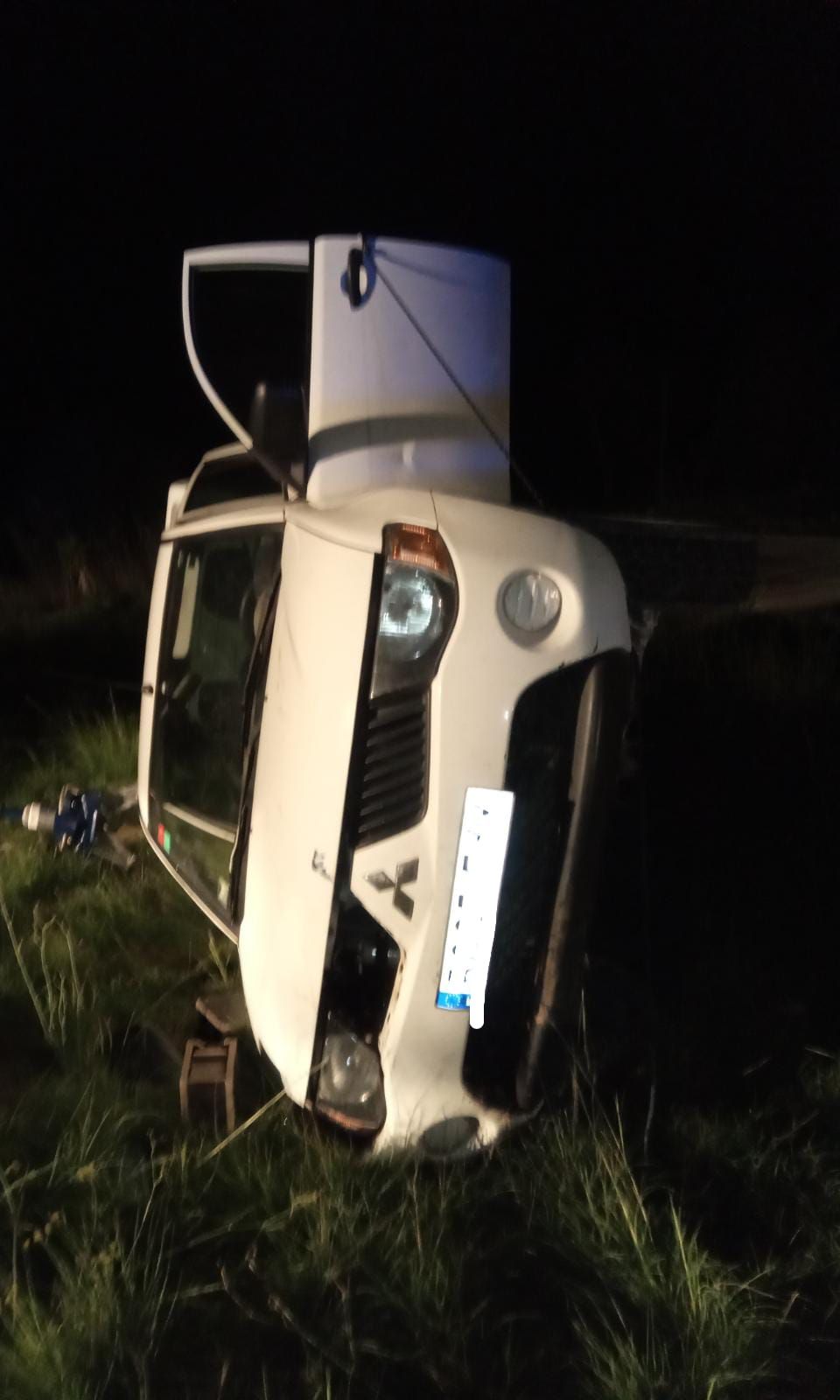 El coche ha quedado volcado sobre un de sus costados.