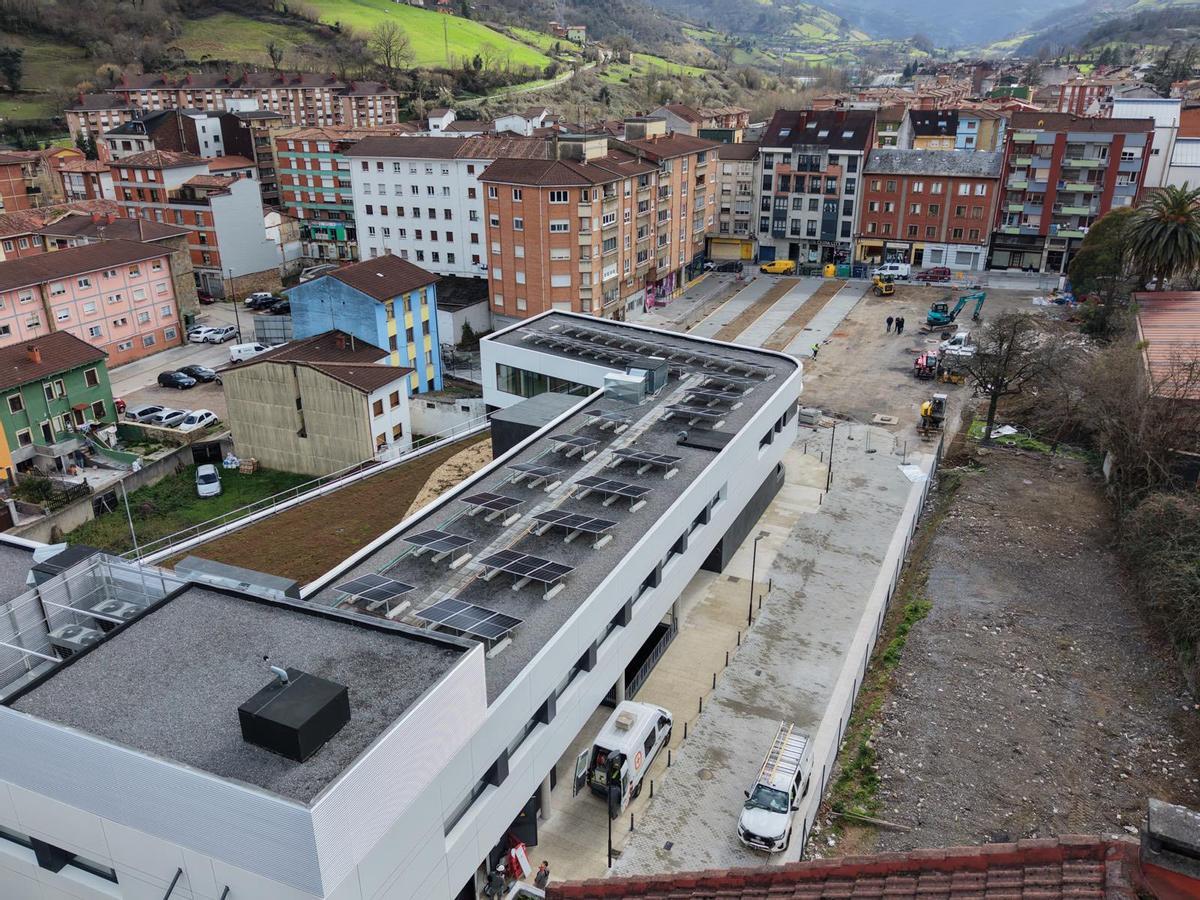 Imagen aérea del centro de salud y de las obras de urbanización de su entorno, tomada a mediados de febrero.